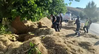 Asma yaprağı toplarken devrilen TIR'dan fırlayan balya altında kalan kadın hayatını kaybetti