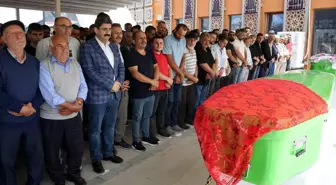 Sivas'ta kamyon ile taksinin çarpışması sonucu ölen aile defnedildi