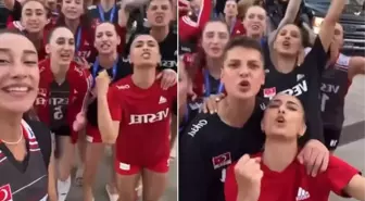 Efsane sporcuya selam çaktılar! Milli voleybolcular söyledikleri zafer şarkısıyla mest etti