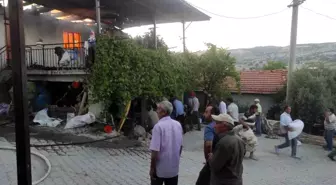 Manisa'da Müstakil Evde Çıkan Yangında Mahalle Sakinleri Eşyaları Kurtardı