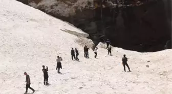 Hakkari'de buzullarda kaybolan 2 kişiyi arama çalışmaları devam ediyor