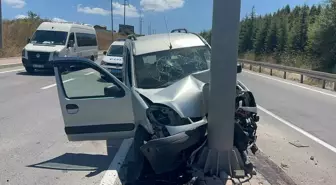 Gebze'de Yön Tabelasına Çarpan Araç Sürücüsü Tedavi Altına Alındı