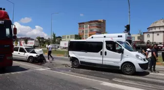 Samsun'da kırmızı ışıkta bekleyen ticari araca otomobilin arkadan çarpması sonucu 2 kişi yaralandı