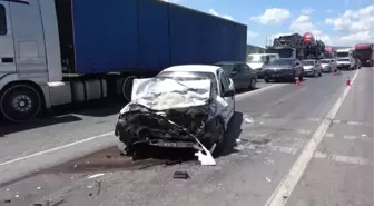 Otomobil kırmızı ışıkta bekleyen ticari araca arkadan çarptı: 2 yaralı