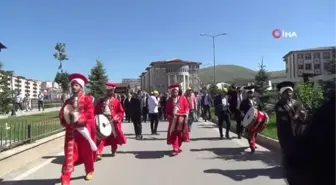 Renkli görüntülere sahne olan Dede Korkut coşkusu meydanlara taştı