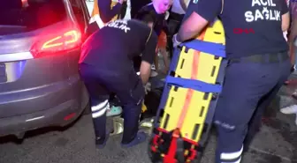 Zeytinburnu'nda akaryakıt istasyonuna girmeye çalışan otomobil kaza yaptı