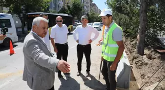 Afyonkarahisar Belediyesi, kavşak ve refüjlerde peyzaj çalışmalarını sürdürüyor