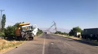Malatya'da Kamyonun Çarpması Sonucu Yüksek Gerilim Hattı Direği Yolu Kapattı