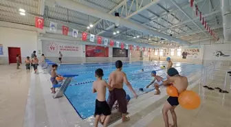 Şanlıurfa'da Yarı Olimpik Yüzme Havuzu Çocukların Serinleme Noktası Haline Geldi