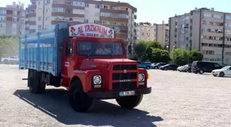 İzmir'de Nostaljik Araç Tutkunu Sürücü Kursu Eğitmeni Al Yazmalım Kamyonuyla Tur Atıyor