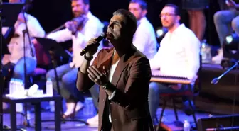 Özcan Deniz, Uluslararası Bursa Festivali'nde muhteşem bir performans sergiledi