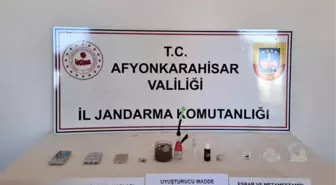 Afyonkarahisar'da Yakalama Kararı Bulunan Şahıs ve Yasaklı Maddeler Ele Geçirildi