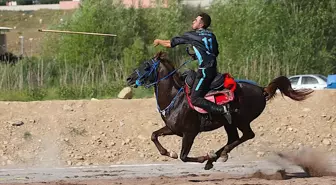 Bayburt'ta Uluslararası Dede Korkut Kültür ve Sanat Şöleni'nde Cirit Gösterisi Yapıldı