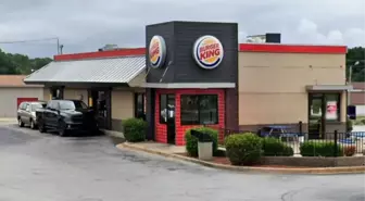 Burger King müdür yardımcısı, çöpten çıkardığı patatesleri sattığı iddialarıyla işten çıkarıldı