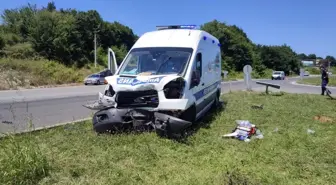 Sakarya'da hasta nakil aracı ile traktör çarpıştı: 1 kişi ağır yaralandı