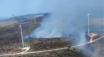 İzmir'de Çeşme ilçesinde çıkan yangın rüzgar türbinlerinin arasında sürüyor