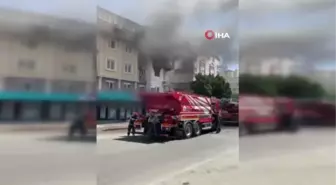 Antalya'da çıkan yangında balkonda mahsur kalan kadını itfaiye kurtardı