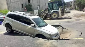 Bodrum'da İsale Hattı Patladı, Dev Çukura Araç Düştü