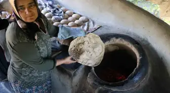 Afrika sıcaklarının etkisini hissettiren Hatay'da depremzede kadınlar tandır başında çalışarak aile ekonomisine katkı sağlıyor