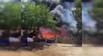 Ekmeğini kazandığı masa ve sandalyeleri gözü önünde küle döndü