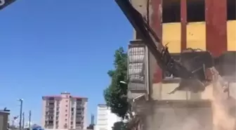 Elbistan'da Depremde Yıkım Ekiplerinin Çalıştığı Bina Çöktü