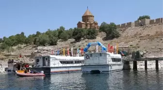 Van Denizi Yüzme Festivali'nde Sporcular Akdamar Adası'na Ulaştı