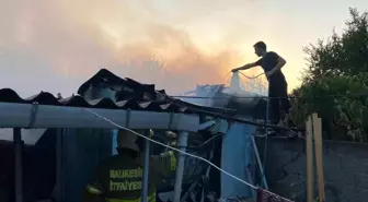 Balıkesir Gönen'de Kerpiç Evde Çıkan Yangın Yan Evlere Sıçradı, 1 Kişi Yaralandı