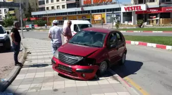 Malatya'da otomobil refüje çarptı: 2 yaralı