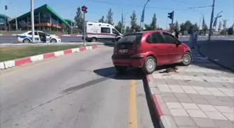 Malatya'da refüje çarpan otomobildeki 2 kişi yaralandı