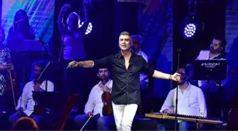 Özcan Deniz Konserinde İzleyicileri Coşturdu