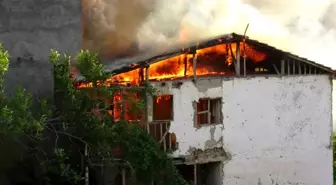 Tokat'ta Sigara İzmariti Atılan Metruk Bina Alevlere Teslim Oldu