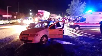 Sivas'ta iki otomobilin çarpışması sonucu meydana gelen trafik kazasında 1'i ağır 9 kişi yaralandı