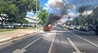 Fatih Vatan Caddesi'nde Hafif Ticari Araç Alev Aldı