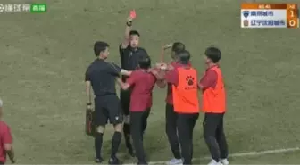 Teknik Direktör Sinirden Bayıldı: Hakeme Tokat Atan Antrenör Hastaneye Kaldırıldı