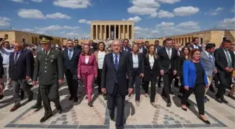 Kılıçdaroğlu, Lozan Barış Antlaşması'nın 100. yıl dönümünde Anıtkabir'i ziyaret etti