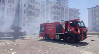 Malatya'da ağır hasarlı bir binanın çatısında çıkan yangın söndürüldü