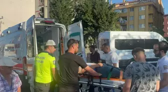 Gebze'de servis minibüsüyle motosiklet çarpıştı: 1 yaralı