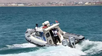 Van Emniyet Müdürlüğü Deniz Polisi, boğulma vakalarına müdahale ediyor
