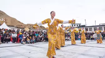 Tibet'te Düzenlenen Müzik ve Yemek Festivalinden Renkli Görüntüler