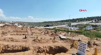 Malatya'da Eşi Tarafından Bıçaklanarak Öldürülen Büşra Alper'in Cenazesi Toprağa Verildi