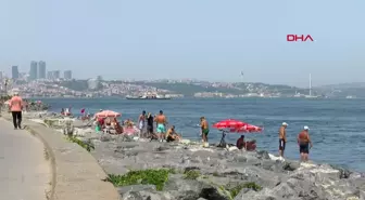 İstanbul'da Sıcak Havada Serinlemek İçin Denize ve Gölgeye Akın