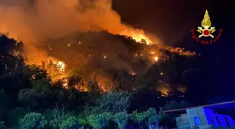 İtalya'nın Sicilya Adası Orman Yangınlarıyla Mücadele Ediyor