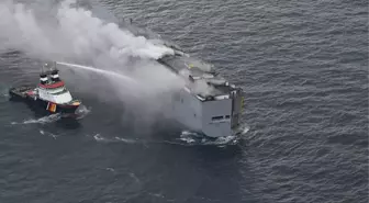 Hollanda'da içinde binlerce otomobilin bulunduğu kargo gemisinde yangın sürüyor! Hala kontrol altına alınamadı