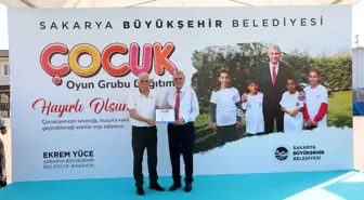 Sakarya Büyükşehir Belediye Başkanı Ekrem Yüce 81 mahalleye çocuk oyun gruplarını teslim etti