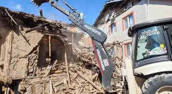 Çorum Oğuzlar Belediyesi Metruk Evlerden Çıkan Odunları İhtiyaç Sahiplerine Dağıtıyor