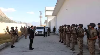 Hakkari Valisi ve Belediye Başkan Vekili İdris Akbıyık, Beyyurdu Üs Bölgesi'ndeki Askerleri Ziyaret Etti