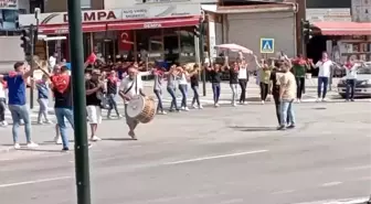 Bursa'da Gençlerin Trafikte Halay Çekmesi