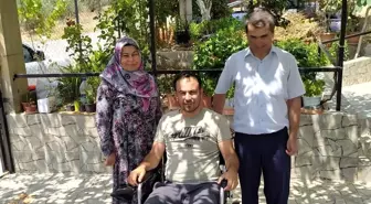 Deprem Nedeniyle Hatay'dan Adana'ya Yerleşen MS Hastası Fiziksel Engelli Mustafa Şahin, Akülü Sandalyesine Kavuştu