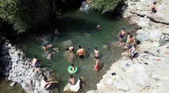 Elazığ'da çocuklar Espor Deresi'nde serinliyor