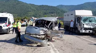 Karabük'te Kamyonet ile Hafif Ticari Araç Çarpıştı: 4 Yaralı